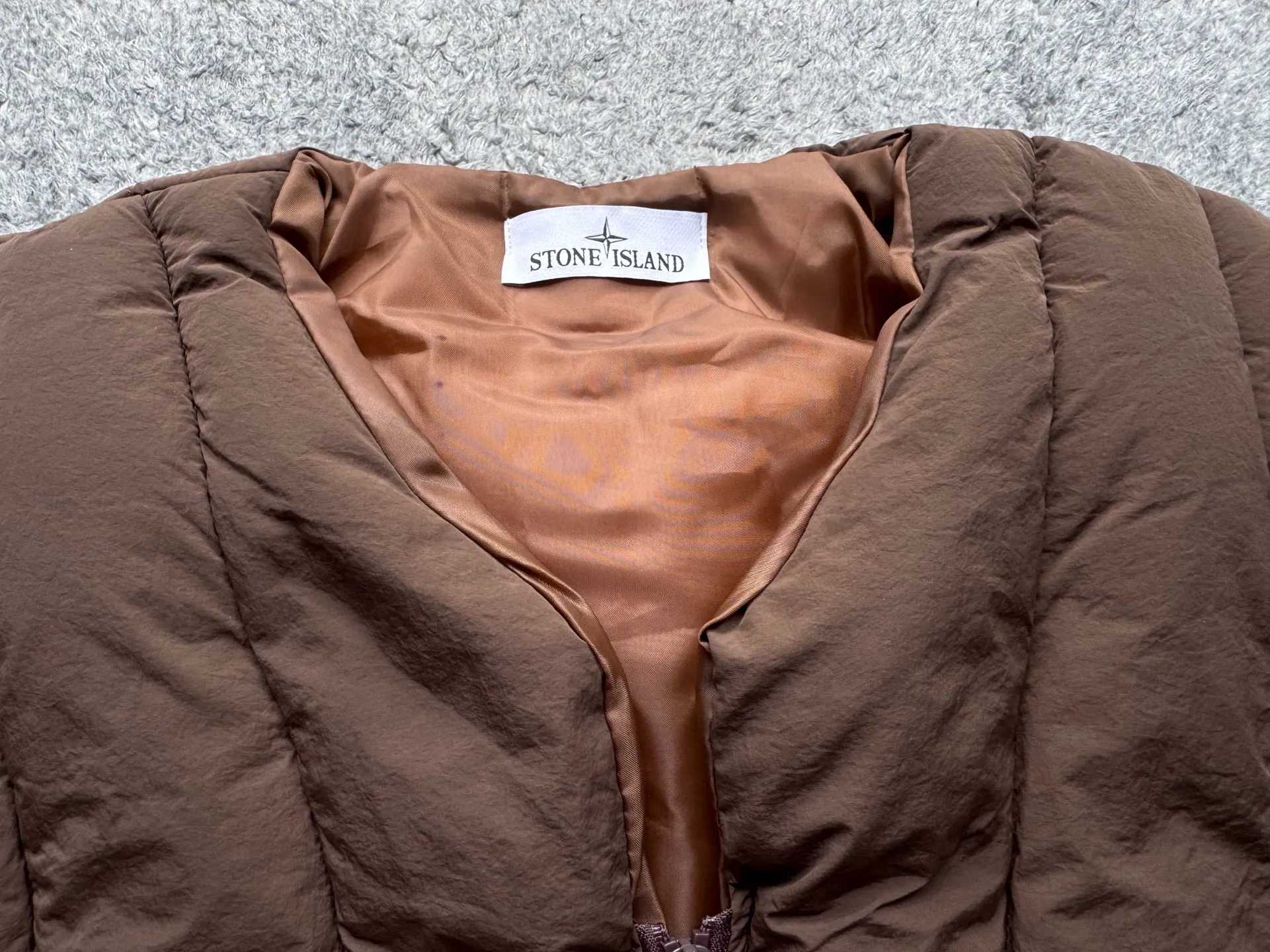 P280 Stone Island 25Fw Stone Island Linear Split Silhouette Cotton-Filled Deconstructed Waistcoat Jacket Stone Island's 2025 Grand Offering The outer layer is made of high-quality wrinkled nylon fabric, and the inner layer is filled with high-comfort and warm velvet cotton. The filling amount is very sufficient and the overall clothing is very full. The upper body silhouette and warmth are well guaranteed. The front and rear split line design is simple without losing details. The double zipper puller zipper increases practicality. The short design is very suitable for trendy matching in all seasons. It is very effective whether it is paired with a sweatshirt or a jacket. The basic black and chocolate brown meet the requirements of jumping in color and being versatile. It is a powerful tool for matching lazy suits when going out on the street. The classic emblem armband of Stone Island highlights the brand tension. It is first released on the entire network. Manufactured by a large factory. Complete with three-label accessories. Same style for men and women. Color: brown/black Size: m～xl